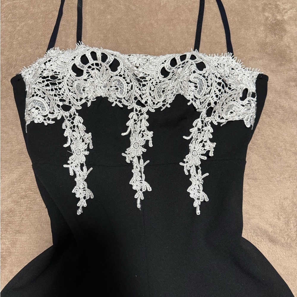 Elegant Black Dress with Lace Detail🖤